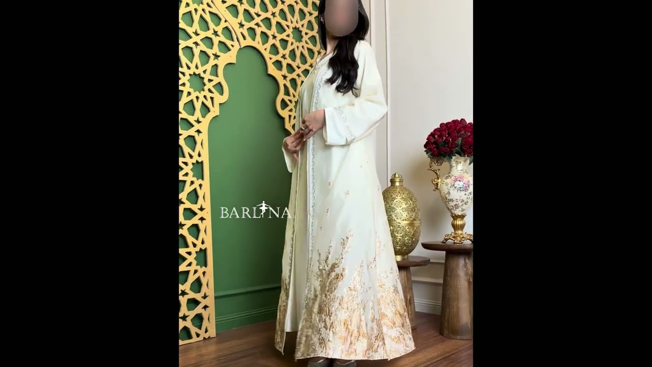 جلابية اوف وايت مع عباءة بحواف ذهبية - XL