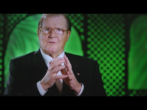 Roger Moore looks with "horror" at Man with the Golden Gun