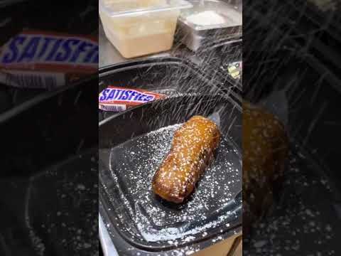 Fried candy bars 🍫🍬Would you try the Snickers or the Mars Bar? #shorts #candybars #snickers #mars