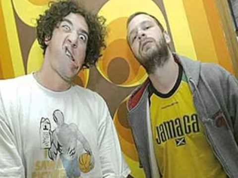 Ajs Nigrutin ft. Sky Wikluh-U sobi njene bake [2011]