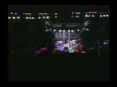 Tyla from Dogs D'Amour cuts himself open at Florentine Gardens 1991