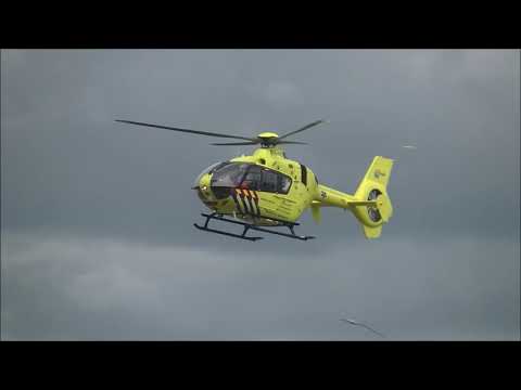 Traumahelikopter stijgt op na ongeval met  motor op prins clausbrug Wormer