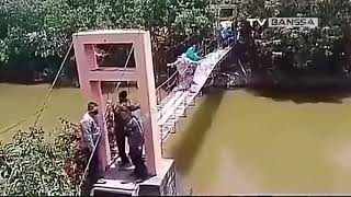 Emak-Emak Jatuh ke Sungai Saat Lewati Jembatan Gantung