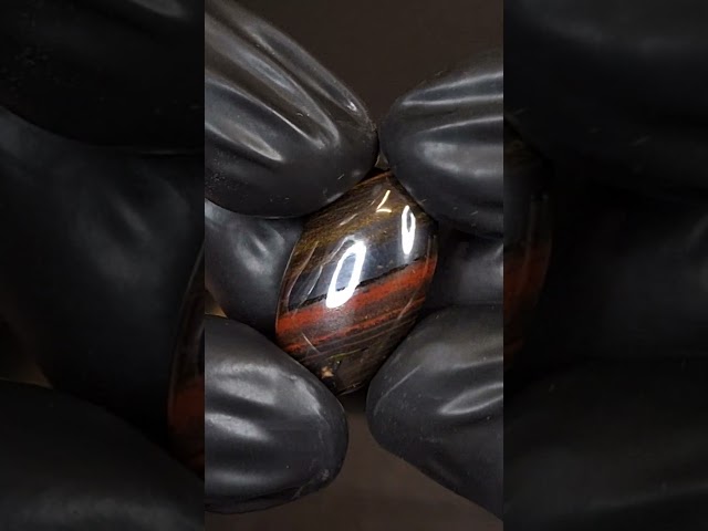 حجر ايرون تايغر مع عروق ذهبية متوهجة بشكل طبيعي