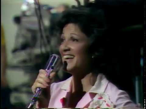 LINDA LAVIN - ALICE (BEHIND THE SCENES) - SINGING WITH PHILIP MCKEON - (CIRCA) MARCH 26, 1977