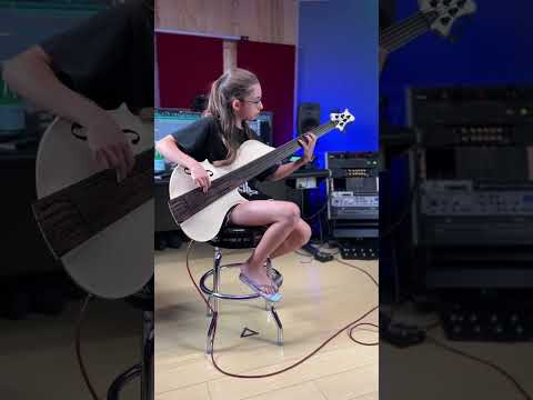 Ellen Alaverdyan Making A Fretless Stradi Bass Sing