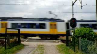 preview picture of video 'Spoorwegovergang Hillegom / Dutch Railroad-/ Level Crossing/ Bahnübergang/ Passage a Niveau'