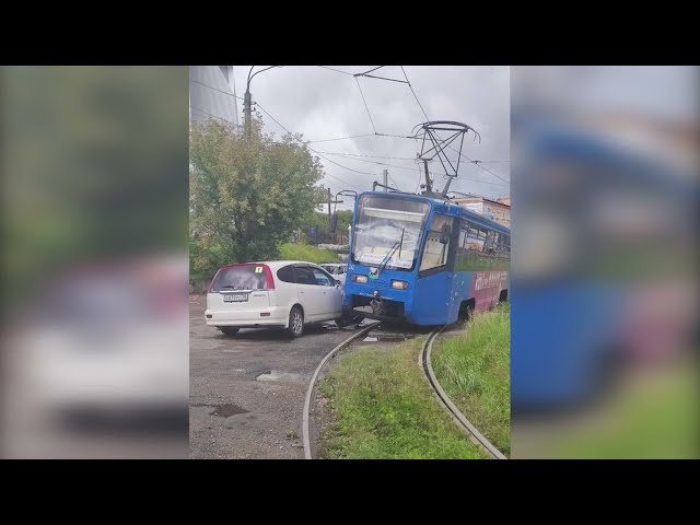 В Иркутске трамвай столкнулся с легковым автомобилем