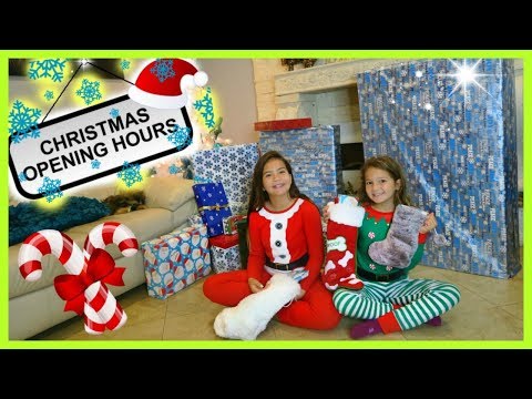 OPENING CHRISTMAS PRESENTS 2017 / MY FAMILY PRANK ME "SISTER FOREVER"