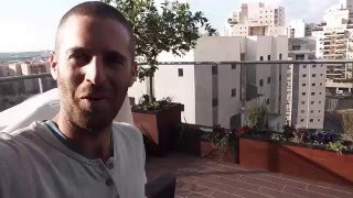 בבוקר מרפסת בערב גינה במרפסת
