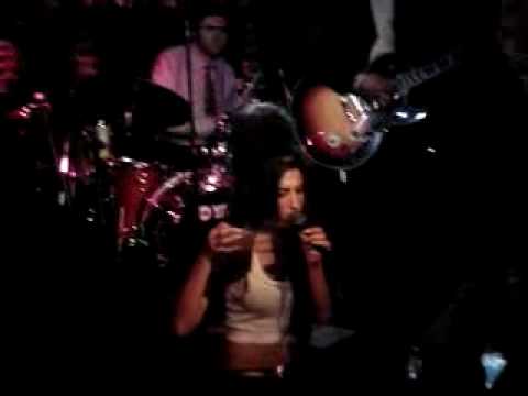 Drunk Amy Winehouse singing at a local Club