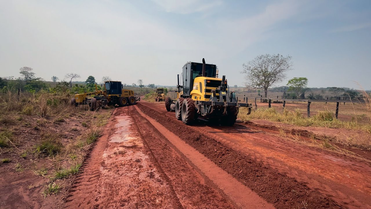 Três motoniveladoras trabalhando na manutenção de uma estrada