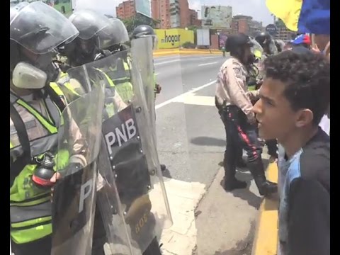 VENEZUELA | El muchacho de 15 años que encara a la Policia Nacional Bolivariana