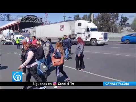 Video: Padres de familia bloquean calzada I. Zaragoza; exigen destitución de directora en secundaria