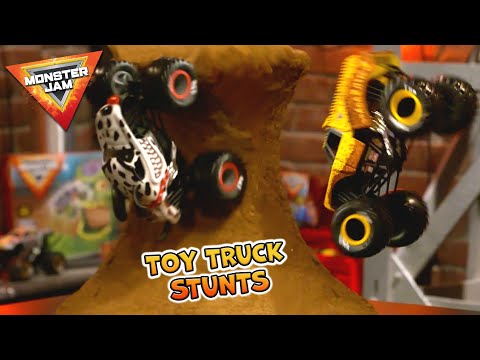 Dalmation VS EarthShaker - MONSTER JAM Revved Up Recaps Toy Monster Truck Challenge Highlight