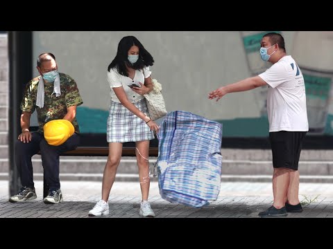 女生嫌棄農民工氣味難聞，路人：狗鼻子都不如你的好使