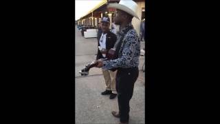 AFROAMERICANO CANTANDO CORRIDO