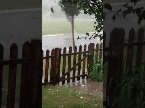 Tormenta con #granizo de gran tamaño en Ceballos, La Pampa. #argentina