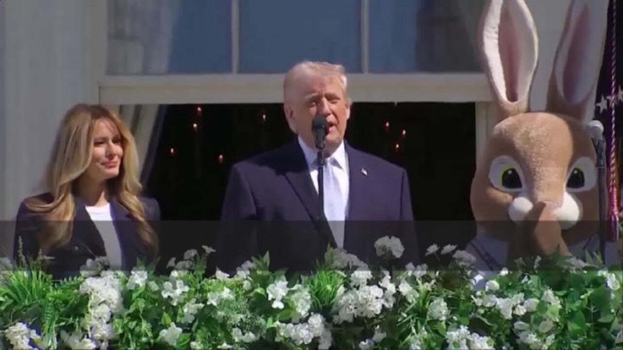 Trump parla di guerra in Iran col coniglio pasquale a fianco: Siamo una grande potenza militare