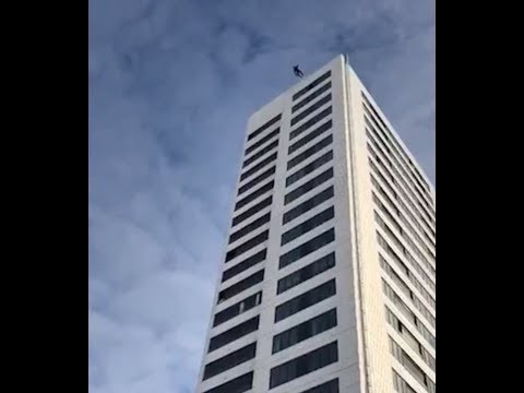 Video Keajaiban Pemuda Selamat Jatuh dari Atap Gedung
