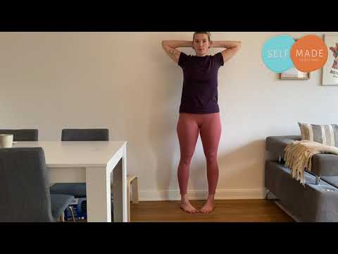 V-Stand mit Händen hinterm Kopf / standing pigeon-toed with hands behind head