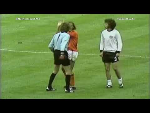 Sepp Maier (1) agression vs Johan Neeskens (13) in final #WorldCup74