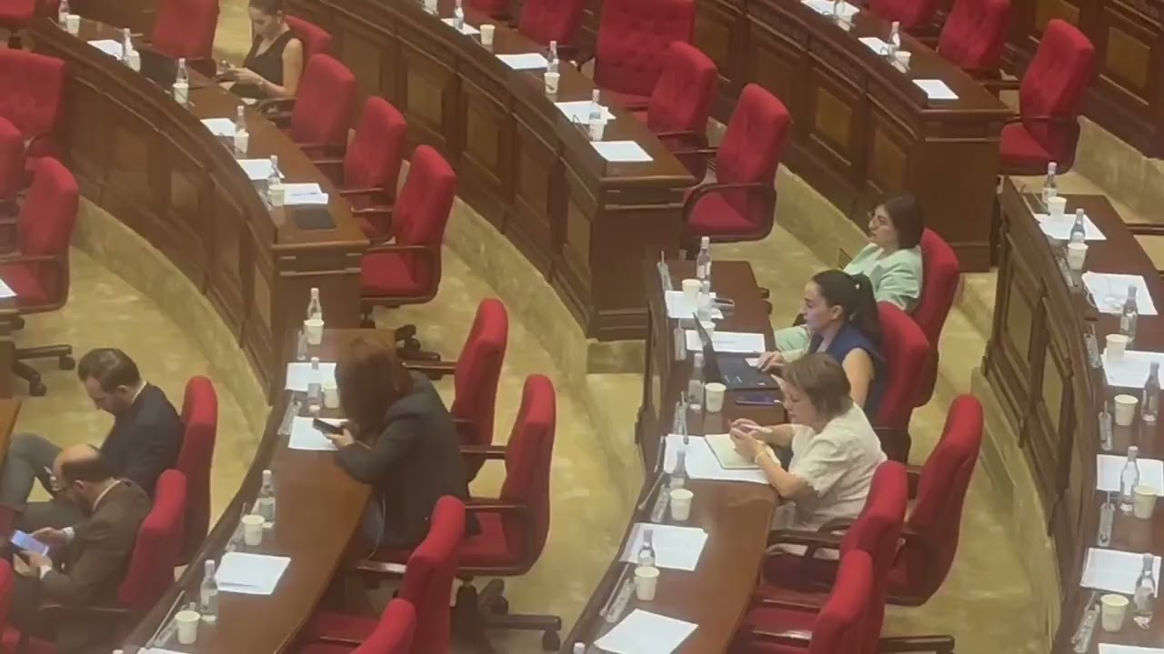 ՔՊ-ականները խորամուխ են հեռախոսների մեջ․ ստացե՞լ են հրահանգը