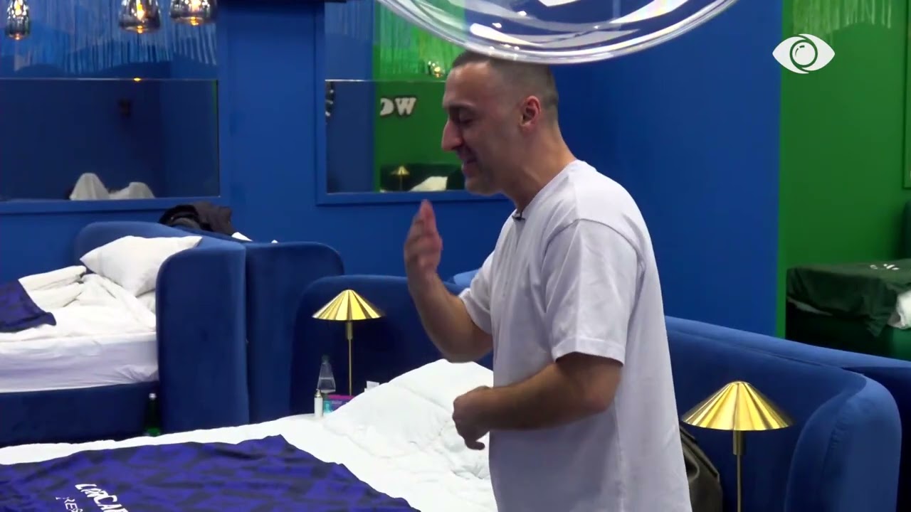 “Se si ma bën zemra kur të afrohem…”/ G Bani këndon këngën e tij i vetëm në dhomë