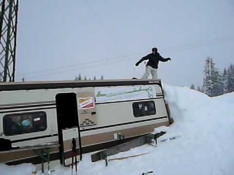 Sprung über Wohnwagen: Tobi