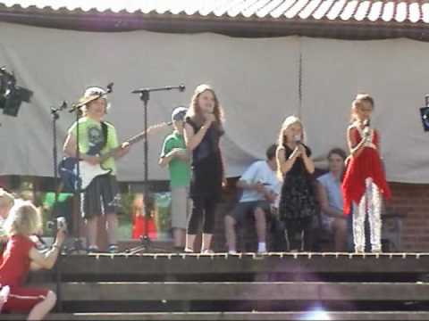 Lucas, Majken, Elvira, Sadaf, Sebastian och Jamie framför låten Idiot.