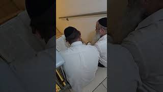 מרגש! רבנו בלימוד בזמן האזעקה בחדר ממוגן עם בחור מהישיבה (הרב רפאל זר) - התמונה מוצגת ישירות מתוך אתר האינטרנט יוטיוב. זכויות היוצרים בתמונה שייכות ליוצרה. קישור קרדיט למקור התוכן נמצא בתוך דף הסרטון