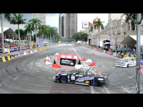Formula Drift Malaysia 2011: Top 32 - Amandio vs. Bullzai (Run 2)