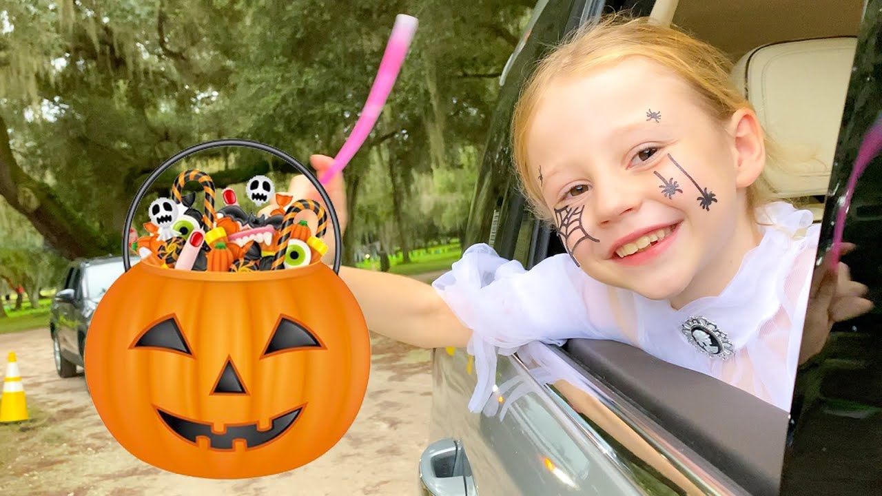 Настя и папа в парке аллигаторов. Nastya and Dad in the Alligator Park for Halloween