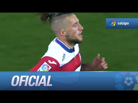 Disparo lejano de Fran Rico que despeja Cuéllar