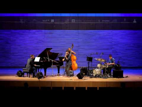 "La Contradicció" by Apel·les Carod - Apel.les Carod Requesens - Seifert Competition 2014