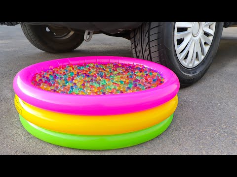 Aplastando Cosas Crujientes con el Coche | Experimento: Globos de Agua y Orbeez VS Rueda de Coche