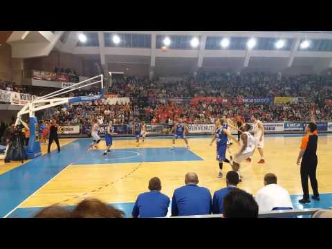 Coș 3 puncte Sean Barnette... CSM Oradea