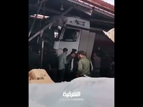 شاهد بالفيديو.. صهريج يصدم 5 مركبات ويحطم محلاً تجارياً بعد اقتحامه في #دهوك#الشرقية_نيوز