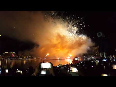 New Year 2016 Countdown and Fireworks at Singapore - Marina Bay Sands