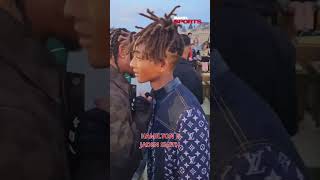 Hamilton e Jaden Smith se encontrando no desfile da Louis Vitton