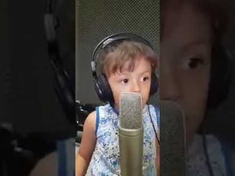 Vuelan los ángeles   Niña canta
