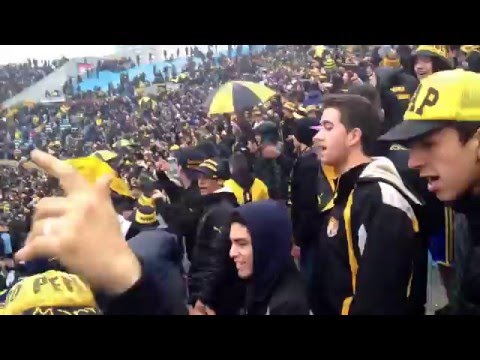 "La hinchada de Peñarol en la previa del clásico| Clausura 2016." Barra: Barra Amsterdam &bull; Club: Peñarol