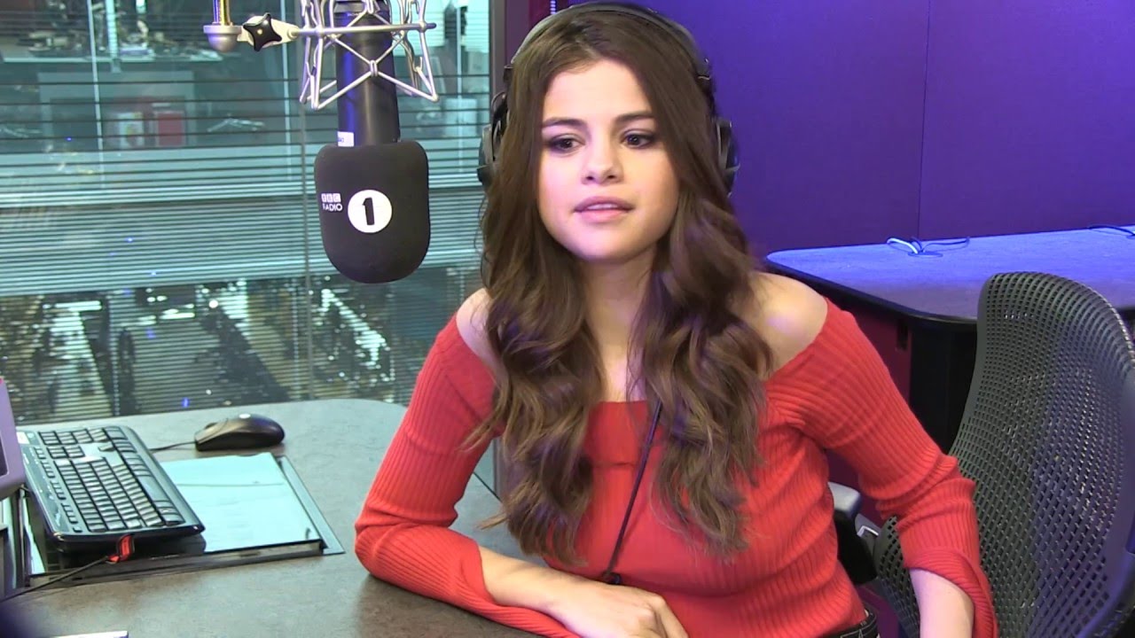 Selena Gomez Reacts To British Chat Up Lines - YouTube