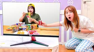 テレビの中に入れる！？大人気YouTuberにイタズラしちゃえ！バレずにお菓子やラーメン取れる？小学生が憧れのユーチューバーからシールをゲット！イタズラがバレたら大変なことに...＞＜！【寸劇】