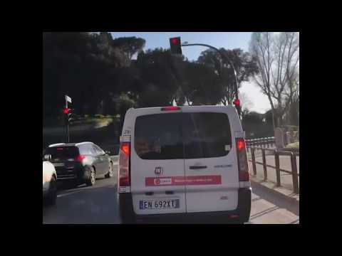 コロナウイルス流行中のローマの閑散とした街並みを撮影したタイムラプス映像｜ABCニュース (Timelapse footage shows deserted streets of Rome amid coronavirus pandemic | ABC News)