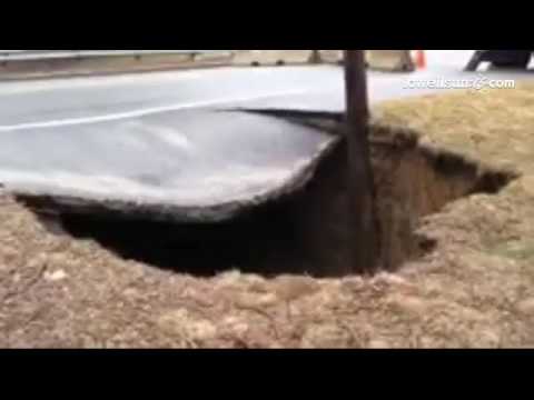 Here's video of the sidewalk slowly collapsing today, on site at the #Chelmsford sinkhole, from the