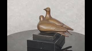 Bronzová soška holubic – číslovaná umělecká figurka lásky na mramorovém podstavci | Ručně odlévaný bronz s pečetí