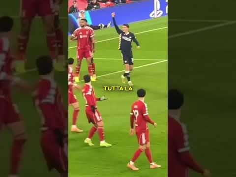 Perché il portiere ha sempre una maglia diversa? 🧤⚽