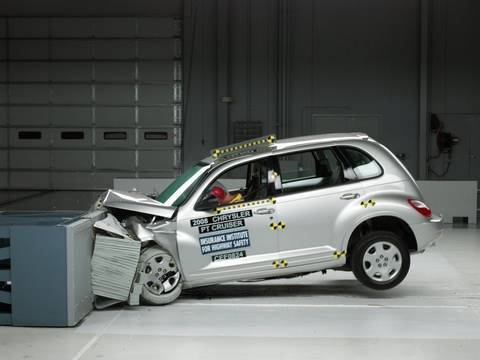 2008 Chrysler PT Cruiser moderate overlap IIHS crash test