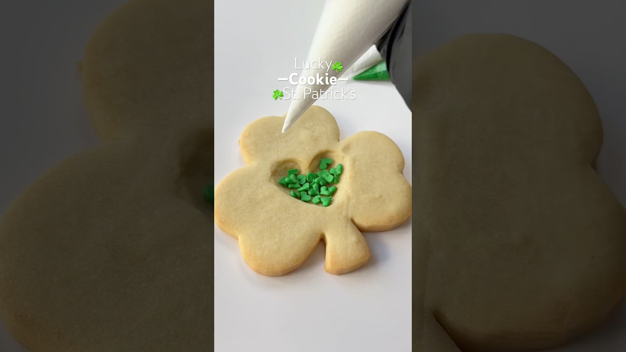 St. Patrick’s Day Cookie☘️💚 Recipes link in bio🥰 #cookiedecorating #stpatricksday #patrick #lucky